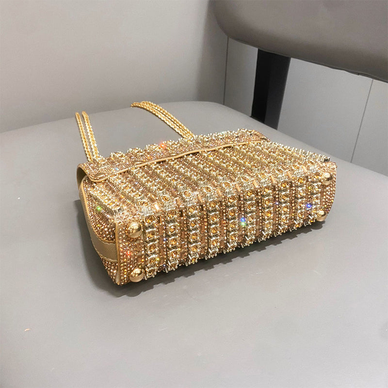 Shine in the evening with this glamorous rhinestone clutch 