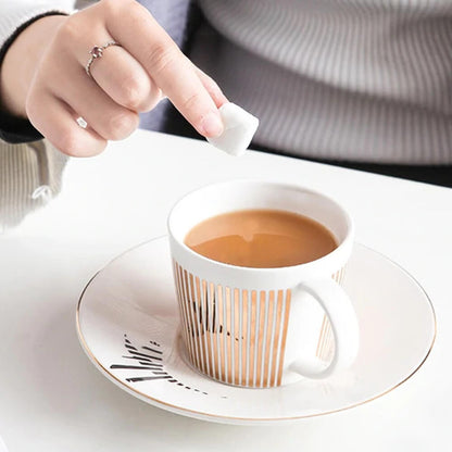 Un café elegante con una taza que revela un secreto 