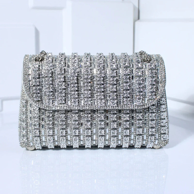 Shine in the evening with this glamorous rhinestone clutch 
