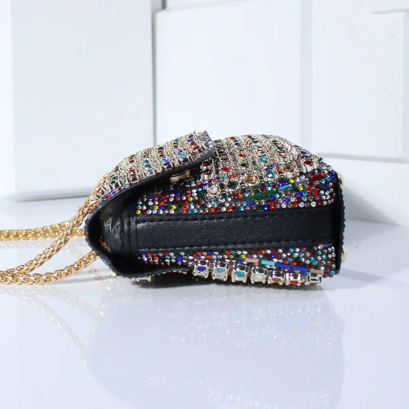 Shine in the evening with this glamorous rhinestone clutch 