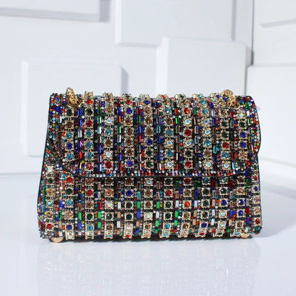 Shine in the evening with this glamorous rhinestone clutch 