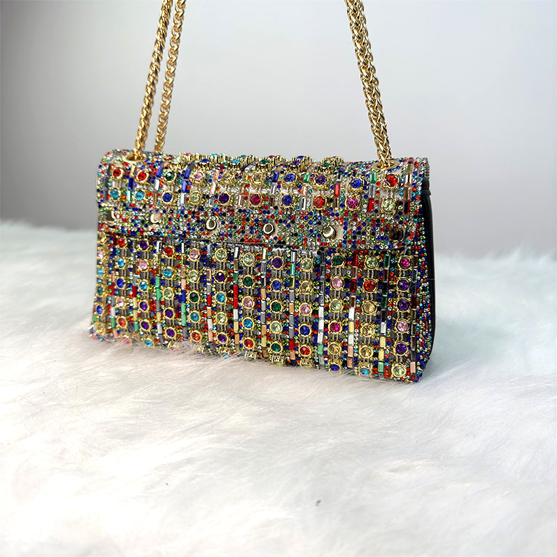 Shine in the evening with this glamorous rhinestone clutch 